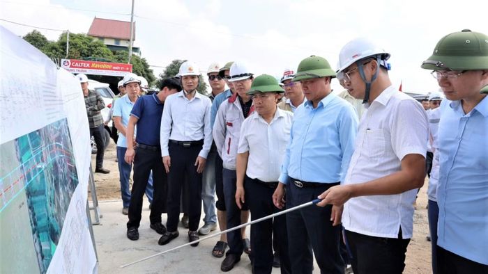 Đoàn công tác của Ủy ban nhân dân tỉnh Nghệ An kiểm tra kiểm tra tiến độ thi công cầu qua Sông Lam tại xã Hoa Quân vào ngày 3/10. (Ảnh: KIM OANH)