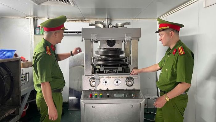 Phòng Cảnh sát kinh tế phối hợp các lực lượng chức năng tiến hành khám xét khẩn cấp cơ sở sản xuất của Công ty trách nhiệm hữu hạn Sản xuất Dược - Mỹ phẩm Vintechpharm. (Ảnh: Công an Hà Nội)