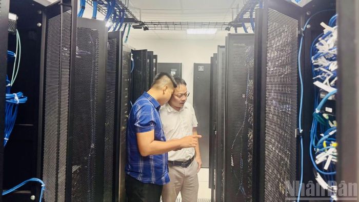 Cán bộ, nhân viên kỹ thuật tại khu trung tâm dữ liệu của tỉnh Quảng Trị, một trong các ngành kinh tế đang hấp dẫn của Việt Nam. (Ảnh: HNV)
