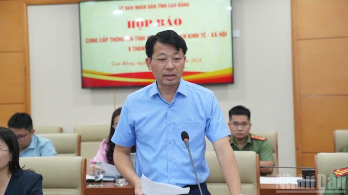 Lãnh đạo sở, ngành trả lời câu hỏi tại cuộc họp báo. (Ảnh: MINH TUẤN)