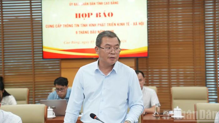 Đồng chí Hoàng Đức Thọ, Phó Giám đốc Ban Quản lý dự án đầu tư và xây dựng tỉnh Cao Bằng phát biểu ý kiến tại buổi họp báo. (Ảnh: MINH TUẤN)