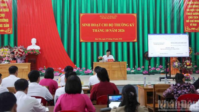 Quang cảnh buổi họp Chi bộ thôn Hạnh Phúc. (Ảnh: CÔNG HẢI)