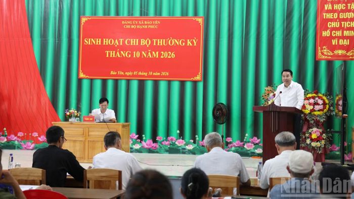 Đồng chí Nguyễn Tuấn Anh, Chủ tịch Ủy ban nhân dân tỉnh Lào Cai phát biểu tại buổi họp chi bộ. (Ảnh: CÔNG HẢI)