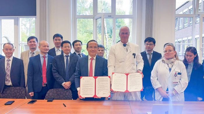 Lễ ký kết Biên bản ghi nhớ hợp tác trong lĩnh vực chấn thương chỉnh hình giữa Bệnh viện Trung ương Quân đội 108 và Bệnh viện DIAKOVERE Annastift.