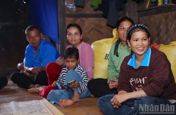 Chị Hồ Thị Sơr (ngoài cùng bên phải) - thành viên trong nhóm cộng đồng tham gia kiểm tra, quản lý công trình điện thắp sáng công cộng tại thôn A Túc. (Ảnh: ĐINH HÒA)