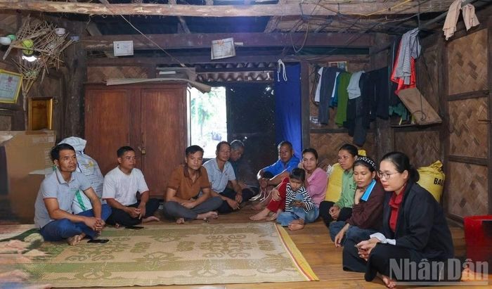 Hằng tháng, nhóm thành viên quản lý công trình điện thắp sáng công cộng thôn A Túc tổ chức họp. (Ảnh: ĐINH HÒA)