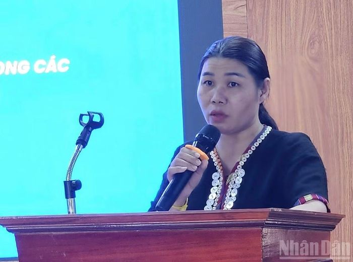 Bà Hồ Thị Huệ, Trưởng phòng Văn hóa-Xã hội của xã Lìa tham gia một buổi truyền thông tại địa phương. (Ảnh: KHÁNH LAN)