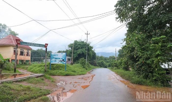Công trình điện công cộng thắp sáng ở thôn A Túc, xã Lìa, tỉnh Quảng Trị , tạo “lá chắn” bảo vệ sự bình yên cho thôn bản. (Ảnh: Đinh Hòa)