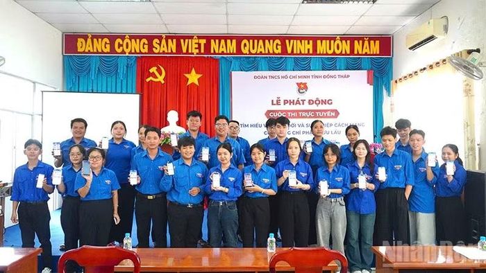 Đoàn viên, thanh niên hưởng ứng tham gia cuộc thi trên ứng dụng Thanh niên Việt Nam. (Ảnh: HỮU NGHĨA)