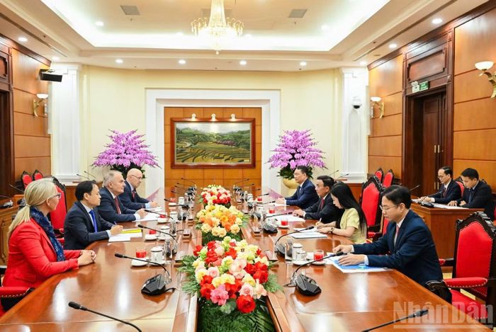 Hai bên nhất trí về năm định hướng hợp tác trong thời gian tới và tăng cường trao đổi đoàn các cấp và giữa các cơ quan tham mưu của hai Đảng. (Ảnh: DUY LINH)