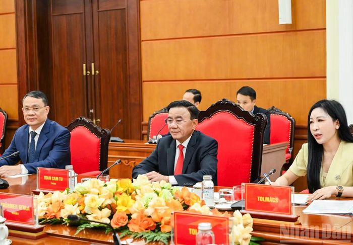 Đồng chí Thường trực Ban Bí thư thông tin về tình hình Việt Nam. (Ảnh: DUY LINH)