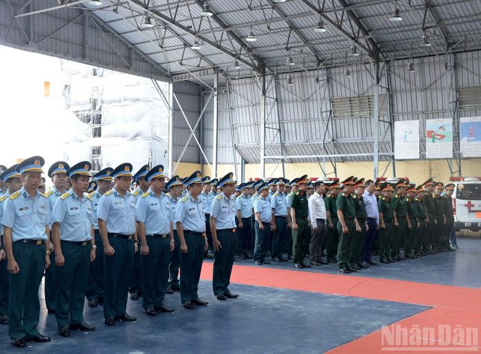 Các đại biểu dự buổi lễ bàn giao.