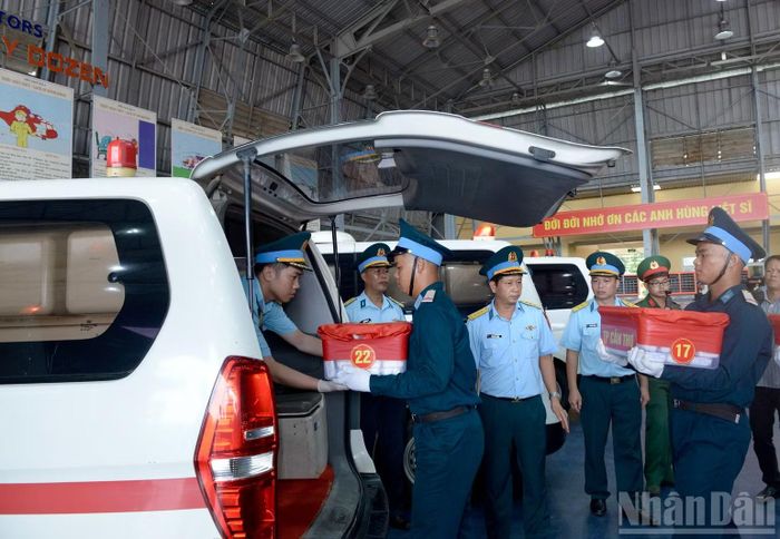 Bàn giao các mẫu hài cốt liệt sĩ cho lực lượng chức năng vận chuyển tới các đơn vị giám định ADN.