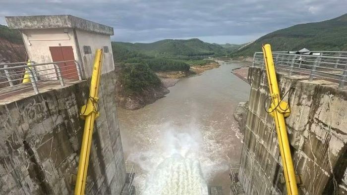 Các hồ thủy điện chủ động vận hành, điều tiết nước, vừa bảo đảm an toàn công trình, vừa tạo thêm dung tích phòng lũ, hạn chế nguy cơ ngập lụt cho vùng hạ du. (Ảnh: CH)
