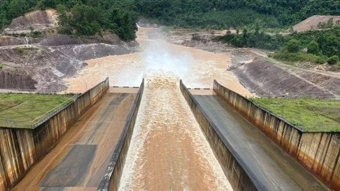 Với hệ thống 56 hồ chứa thủy lợi và 13 công trình thủy điện, các đơn vị liên quan sẽ tiếp tục theo dõi sát diễn biến thời tiết, thủy văn, lượng nước về hồ và tình hình hạ du để điều chỉnh phương án phù hợp. (Ảnh: H.Nguyên)
