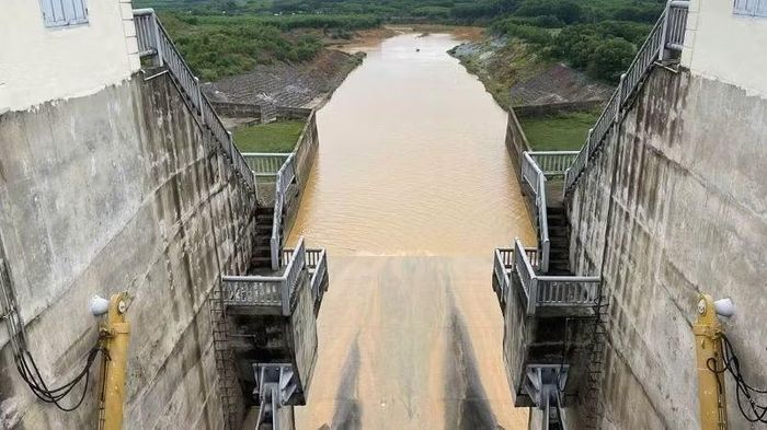 Đối với hồ Tả Trạch, đơn vị quản lý hồ đã triển khai điều tiết nước về hạ du sông Hương từ bắt đầu 10 giờ ngày 4/10. (Ảnh: H.Nguyên)