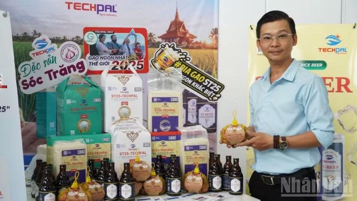 Doanh nghiệp giới thiệu sản phẩm OCOP và nông nghiệp công nghệ cao tại Sàn giao dịch công nghệ Cần Thơ. (Ảnh: VĂN ÚT)
