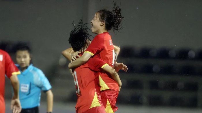 Các cô gái U17 nữ Việt Nam ăn mừng bàn thắng. (Ảnh: VFF)