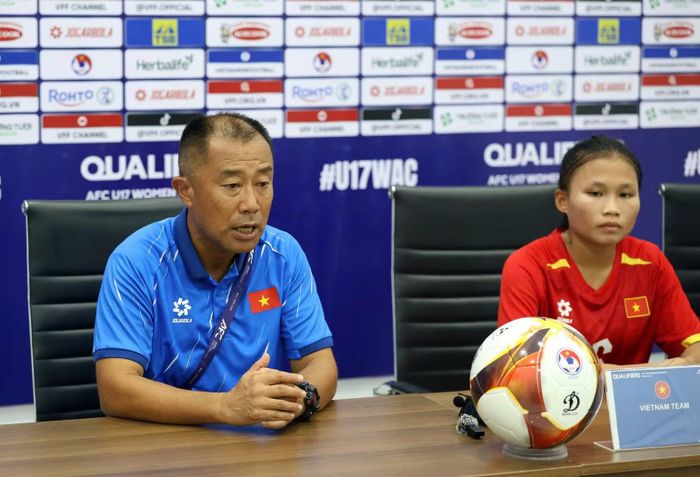 Huấn luyện viên Okiyama Masahiko tại buổi họp báo sau trận đấu. (Ảnh: VFF)