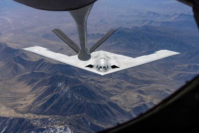  Máy bay ném bom B-21 Raider bay cùng máy bay tiếp dầu KC-135 Stratotanker trong quá trình thử nghiệm. Ảnh: Bộ Chiến tranh Mỹ 