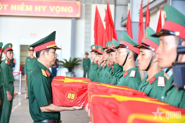 Làm công tác chuẩn bị tiếp nhận mẫu sinh phẩm. 
