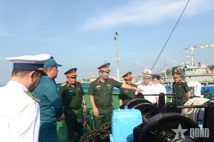  Trung tướng Trương Mạnh Dũng và các đại biểu thăm, động viên cán bộ, chiến sĩ các tàu Hải đội Dân quân thường trực tham gia hội thi, hội thao.  
