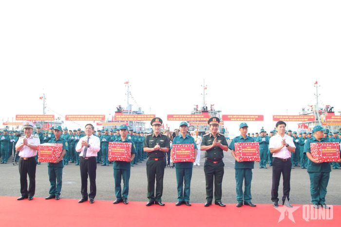  Trung tướng Trương Mạnh Dũng, Ban tổ chức và lãnh đạo các địa phương trao quà tặng các hải đội dân quân thường trực.  