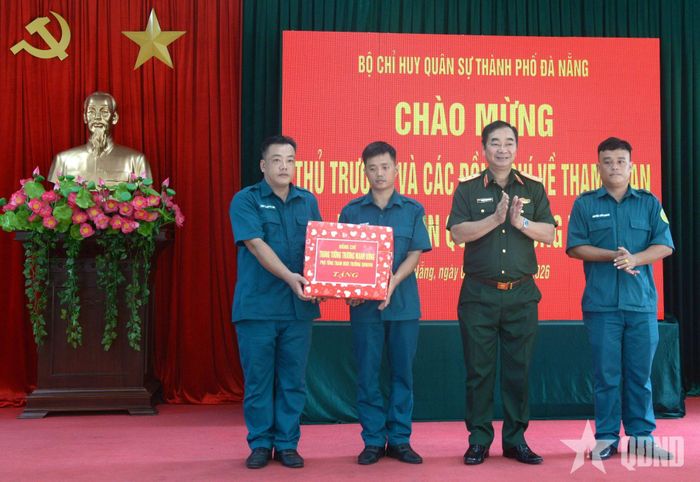  Trung tướng Trương Mạnh Dũng thăm, tặng quà Hải đội Dân quân thường trực (Bộ CHQS TP Đà Nẵng).  