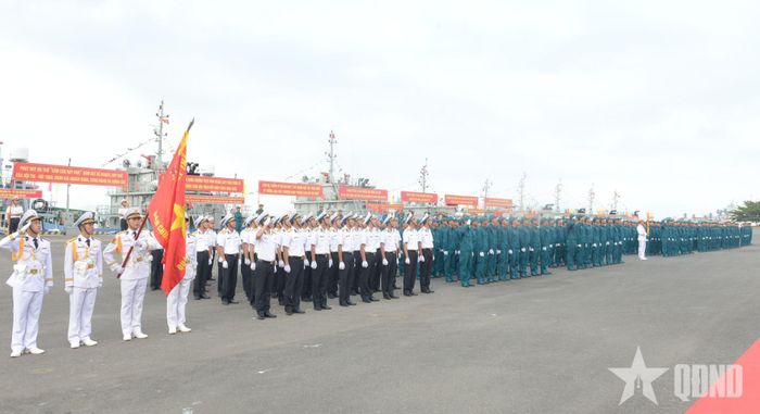  Ban giám khảo và cán bộ, chiến sĩ hải đội dân quân thường trực các tỉnh, thành phố tham dự khai mạc.  