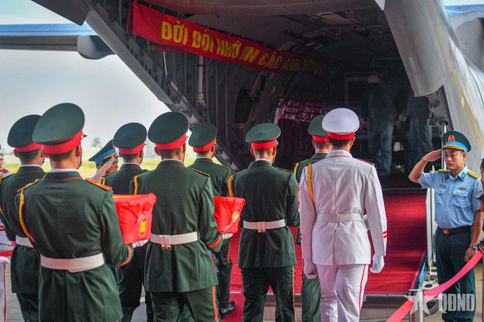  Cán bộ, lực lượng chức năng thực hiện các công đoạn vận chuyển mẫu hài cốt liệt sĩ lên máy bay, bảo đảm an toàn và trang trọng trong suốt hành trình.  