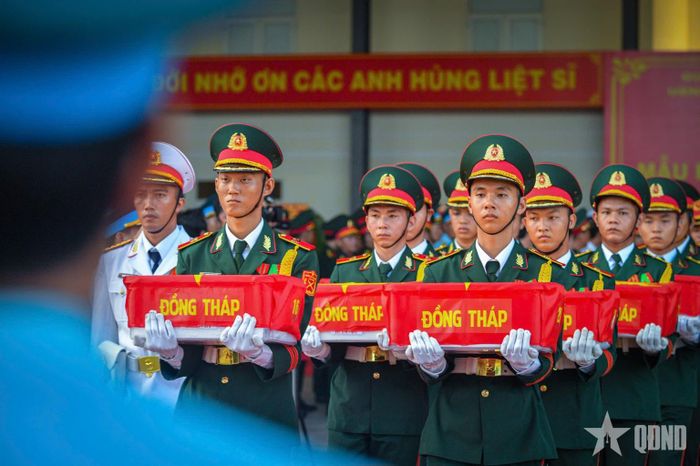 Cùng với An Giang, những thùng mẫu của Cần Thơ, Đồng Tháp, Vĩnh Long và Cà Mau lần lượt được đưa lên máy bay, cùng bắt đầu hành trình phục vụ xác định danh tính liệt sĩ. 