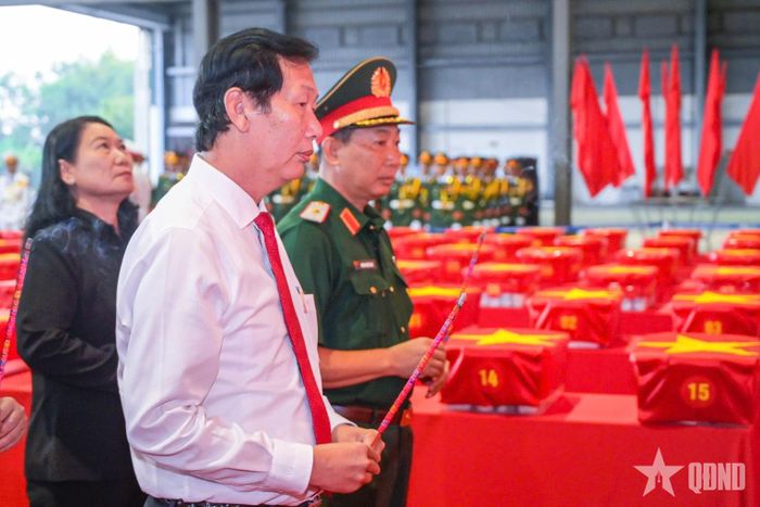 Đồng chí Lê Văn Phước, Phó chủ tịch UBND tỉnh An Giang thắp hương trước khi đưa hài cốt liệt sĩ lên máy bay.