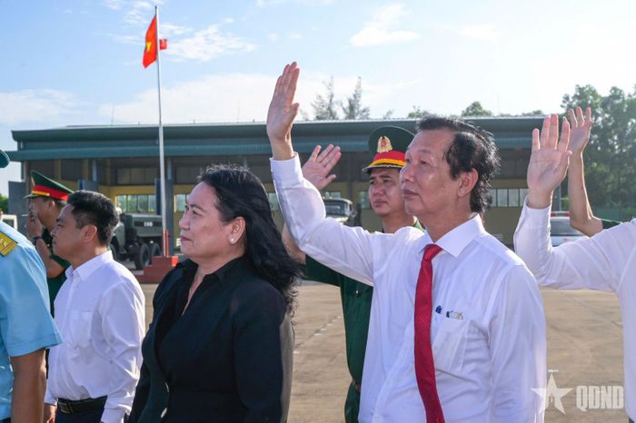 Những cánh tay vẫy chào khi máy bay rời sân đỗ. Chuyến bay mang theo hơn 15.000 mẫu hài cốt liệt sĩ, trong đó có 4.762 mẫu của An Giang, cùng niềm mong đợi của những gia đình vẫn đang chờ thông tin về người thân.