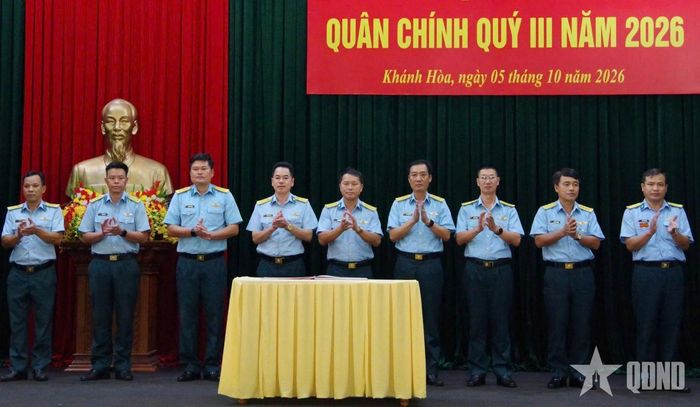  Các cơ quan, đơn vị ký giao ước thi đua. 