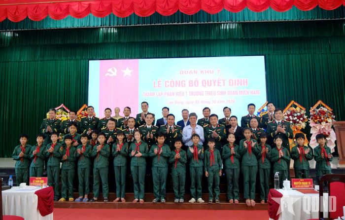  Học sinh và các đại biểu chụp ảnh kỷ niệm tại buổi lễ công bố quyết định.