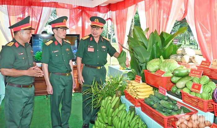 Sản phẩm tăng gia của Trung đoàn 48 trưng bày tại buổi phúc tra. 