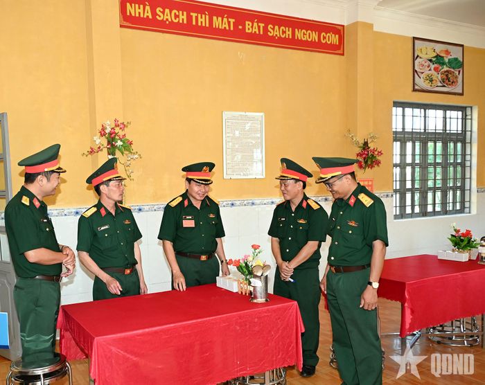 Phúc tra nhà ăn của Trung đoàn 48. 
