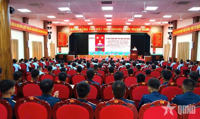  Quang cảnh lễ phát động thi đua. 