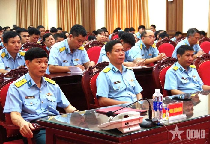 Các đại biểu và cán bộ, chiến sĩ tham gia Lễ phát động thi đua. 