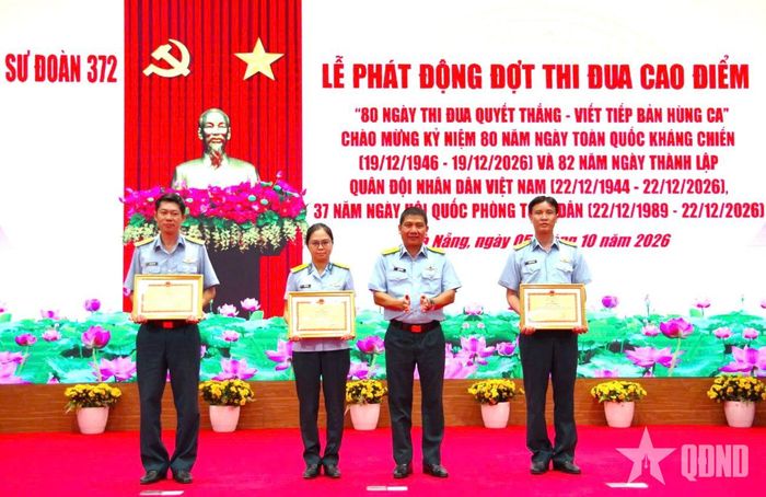  Đại tá Đinh Đức Việt, Phó chính ủy Sư đoàn 372 trao thưởng tặng các cá nhân có thành tích xuất sắc trong Phong trào “Bình dân học vụ số” giai đoạn 2025-2026.  
