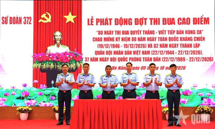  Đại tá Đinh Đức Việt, Phó chính ủy Sư đoàn 372 chứng kiến các cơ quan, đơn vị ký kết giao ước thi đua. 