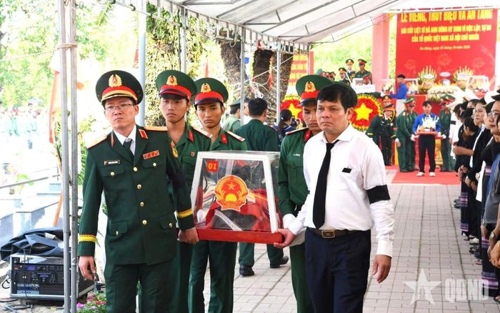  Thiếu tướng Lương Đình Chung, Bí thư Đảng ủy, Chính ủy Quân khu 5 và đồng chí Nguyễn Đức Tuy, Chủ tịch HĐND tỉnh Quảng Ngãi đưa hài cốt liệt sĩ đến nơi an táng. 