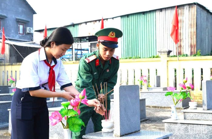  Cán bộ, chiến sĩ và nhân dân Quảng Ngãi thành kính dâng hương tưởng niệm các anh hùng liệt sĩ. 