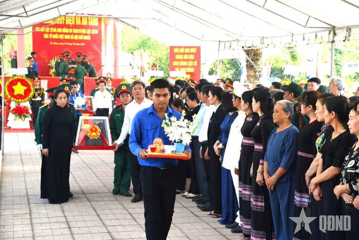  Cán bộ, chiến sĩ lực lượng vũ trang tỉnh thành kính đưa hài cốt các liệt sĩ về nơi an táng.  