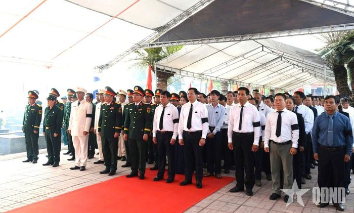  Các đoàn đại biểu thành kính dâng hoa, dâng hương tưởng niệm các anh hùng liệt sĩ.  