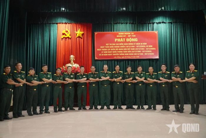  Chỉ huy Đoàn Kinh tế - Quốc phòng 720 và đại diện các cơ quan, đơn vị bắt tay thể hiện quyết tâm thi đua.  