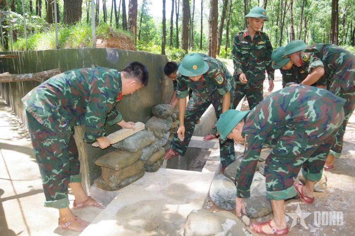  Cán bộ, chiến sĩ Trung đoàn 841 hoàn thiện các hầm hào tại Sở Chỉ huy.