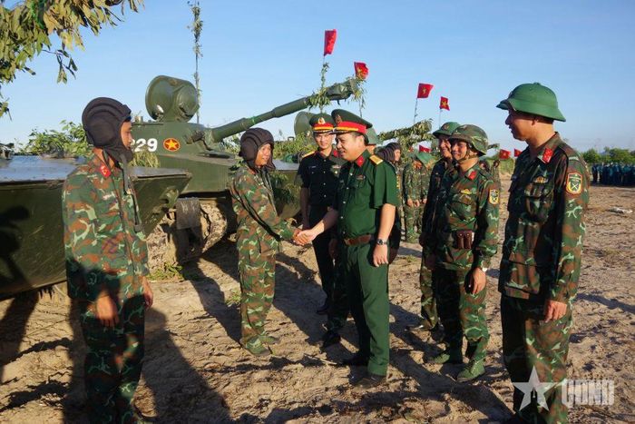  Đại tá Hoàng Xuân Đông, Chỉ huy trưởng Bộ CHQS tỉnh Hà Tĩnh động viên cán bộ, chiến sĩ kíp xe tăng.