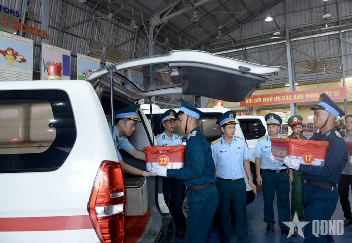 Bàn giao các mẫu hài cốt liệt sĩ cho lực lượng chức năng vận chuyển tới các đơn vị giám định ADN.