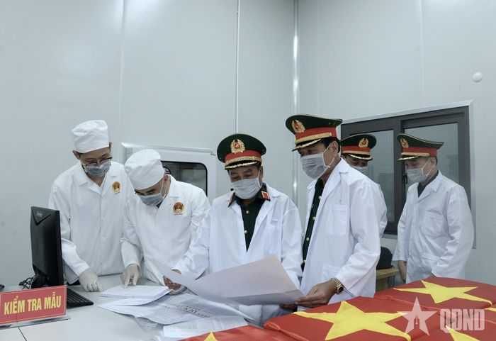 Đoàn công tác kiểm tra các mẫu hài cốt liệt sĩ được tiếp nhận tại Viện Pháp y Quân đội (Bộ Quốc phòng).